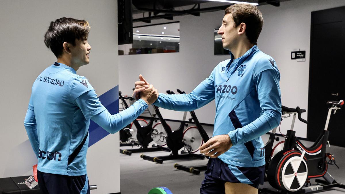 Mikel Oyarzabal saluda a Take Kubo, que tambi&eacute;n se ha reincorporado a la disciplina txuri-urdin.