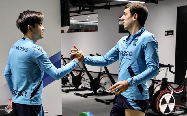 Mikel Oyarzabal saluda a Take Kubo, que tambi&eacute;n se ha reincorporado a la disciplina txuri-urdin.