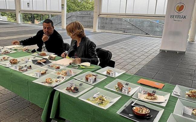 Ostiralean epaimahai profesionalaren bi kidek Atsegindegin egindako dastaketa. | ARGAZKIA: N.G.