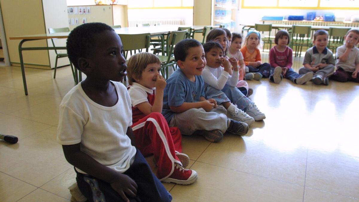 La guía familiar sobre el nuevo curso escolar está editada en once idiomas, un material que responde a la diversidad que acogen las aulas.