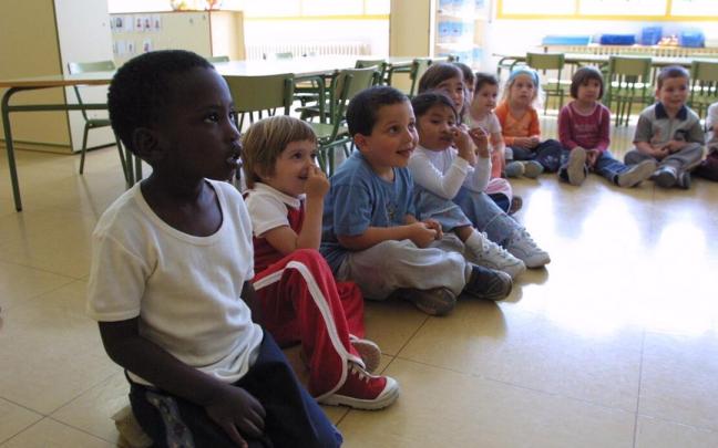 La guía familiar sobre el nuevo curso escolar está editada en once idiomas, un material que responde a la diversidad que acogen las aulas. La guía familiar sobre el nuevo curso escolar está editada en once idiomas, un material que responde a la diversidad que acogen las aulas.