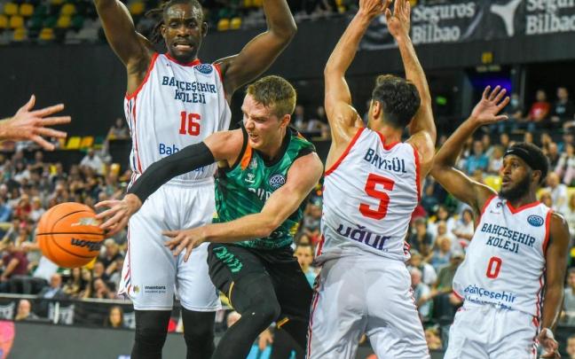 Hakanson intenta dar un pase entre jugadores del Bahçesehir en el duelo de Miribilla.