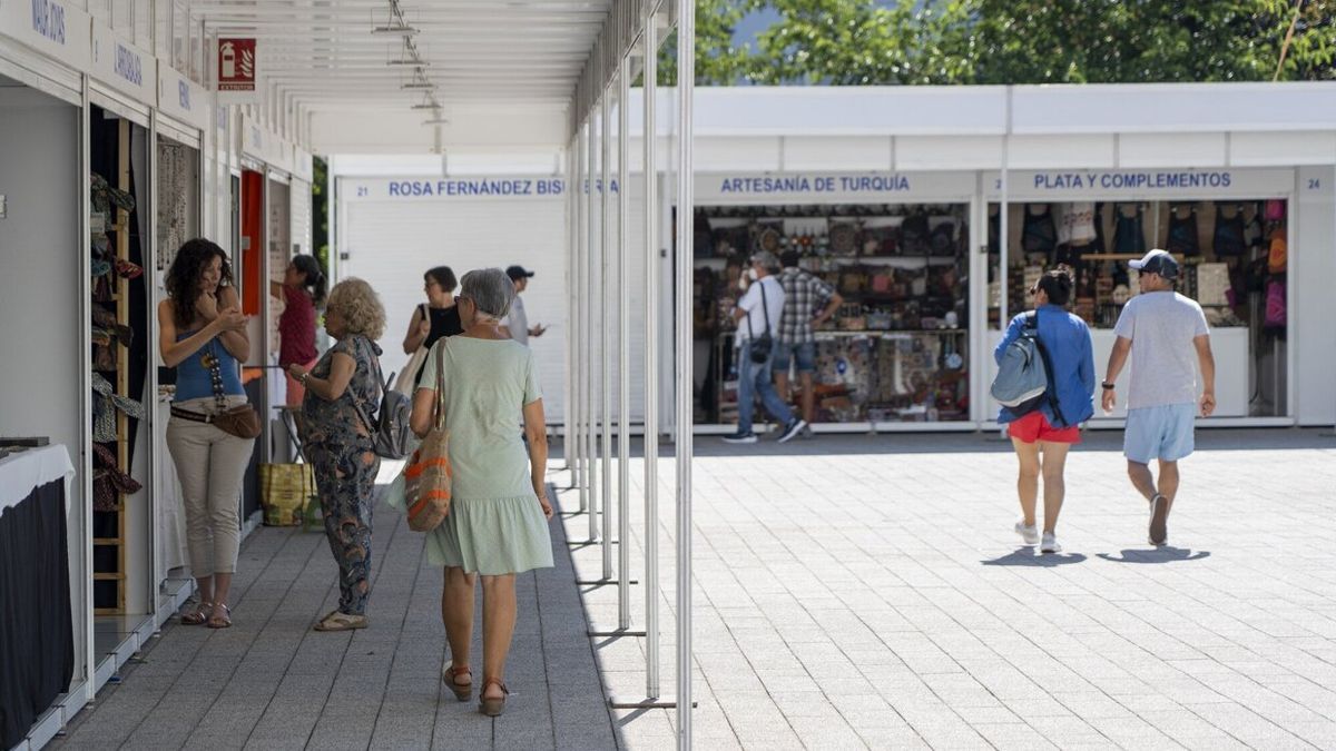 Abre sus puestos la feria de artesanía de La Blanca.