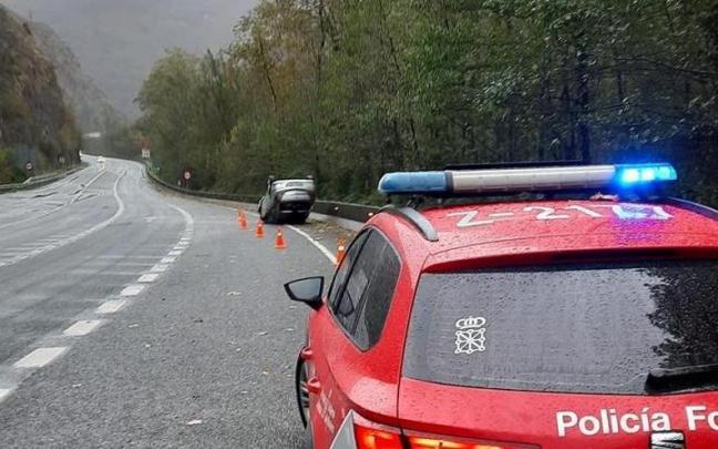 Imagen del vehículo volcado en la N-121-A