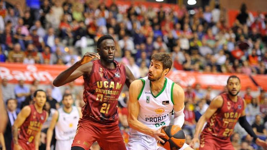Ilimane Diop defiende a Ante Tomic, durante el partido entre el Murcia y el Joventut