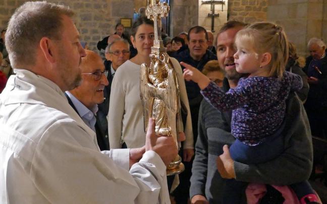 Al finalizar las misas se pudo venerar a San Miguel con un saludo en vez de besar la imagen.