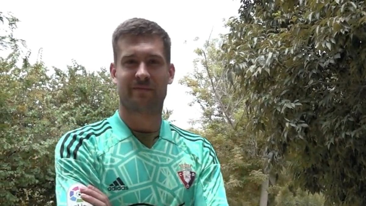 Aitor Fern&aacute;ndez, con la nueva camiseta de portero de Osasuna