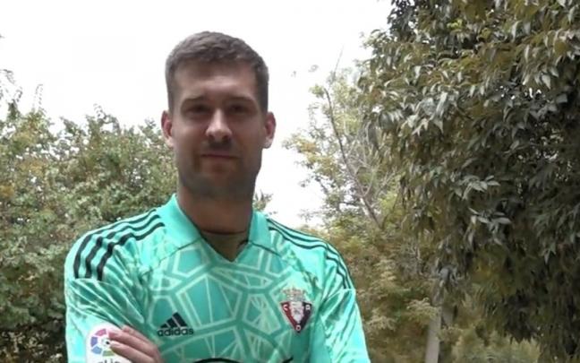 Aitor Fern&aacute;ndez, con la nueva camiseta de portero de Osasuna