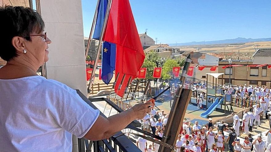 Nieves Martínez, en el momento en el que prendió la mecha del cohete.