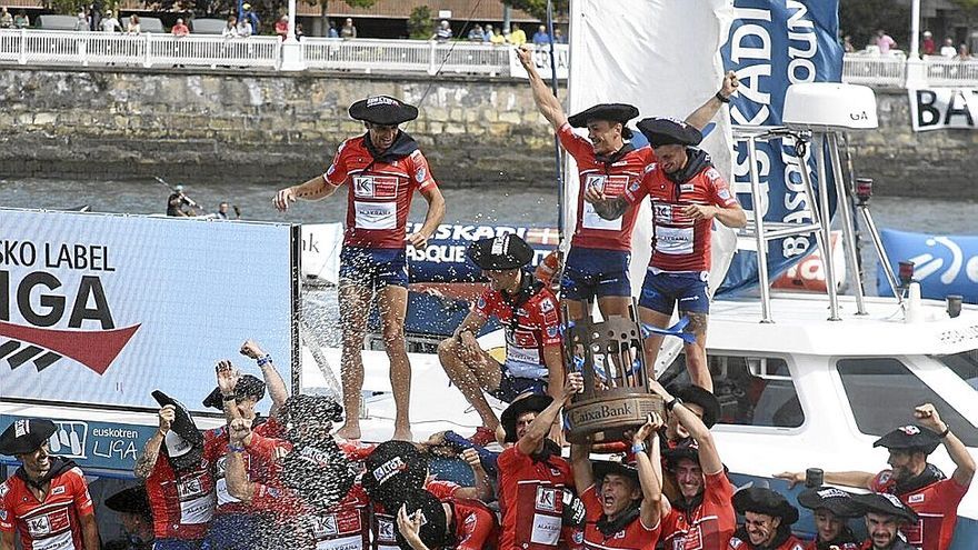 Los integrantes de la ‘Bou Bizkaia’ levantan la Corona que les acredita como ganadores de la Eusko Label Liga 2022. | FOTO: JOSÉ MARI MARTÍNEZ