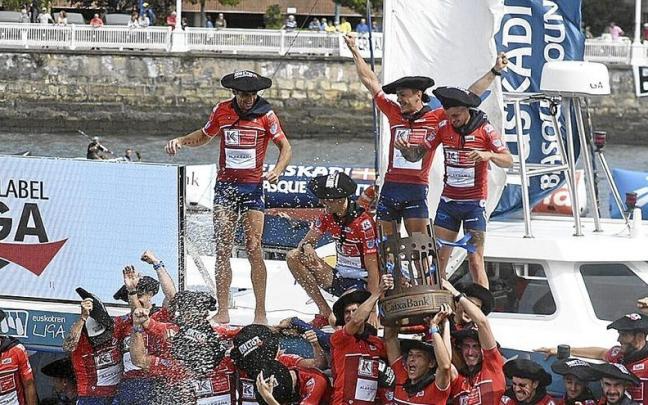 Los integrantes de la ‘Bou Bizkaia’ levantan la Corona que les acredita como ganadores de la Eusko Label Liga 2022. | FOTO: JOSÉ MARI MARTÍNEZ Los integrantes de la ‘Bou Bizkaia’ levantan la Corona que les acredita como ganadores de la Eusko Label Liga 2022. | FOTO: JOSÉ MARI MARTÍNEZ