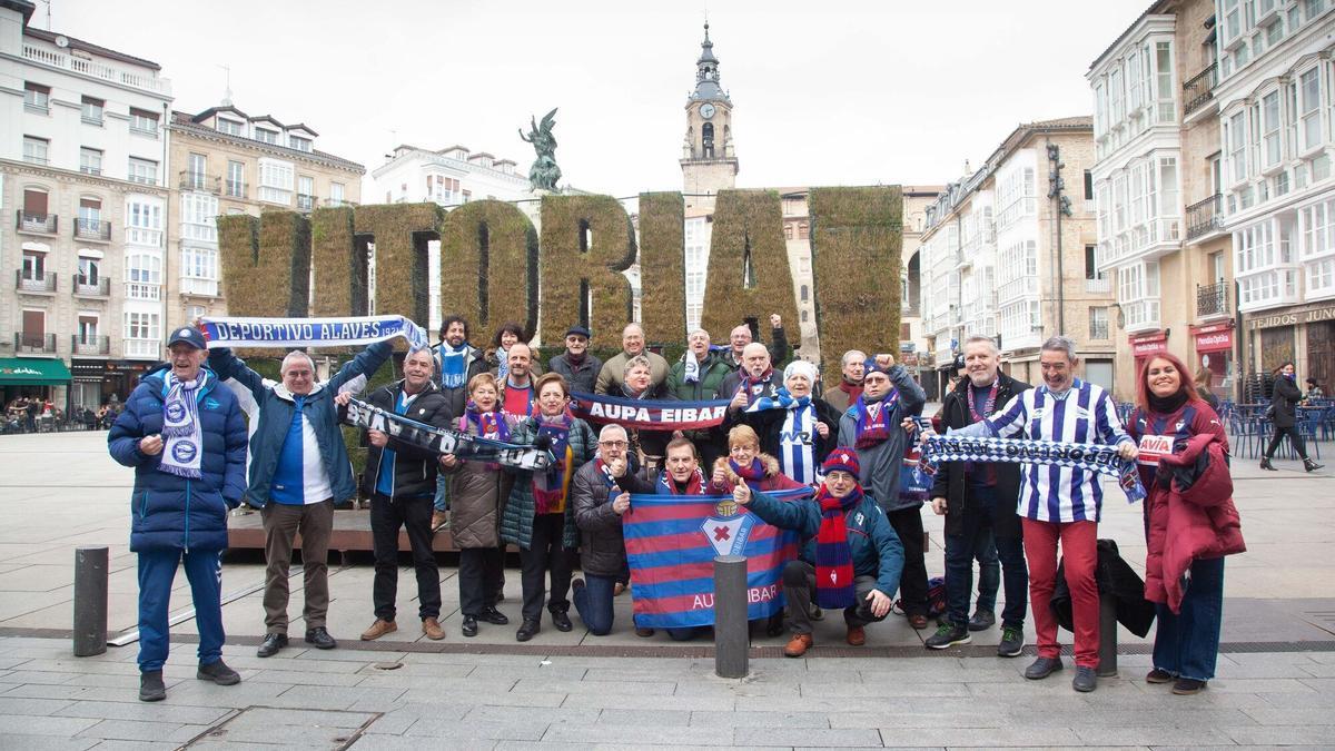 En imágenes: Ambientazo entre aficionados del Alavés y el Eibar (antes del derbi)