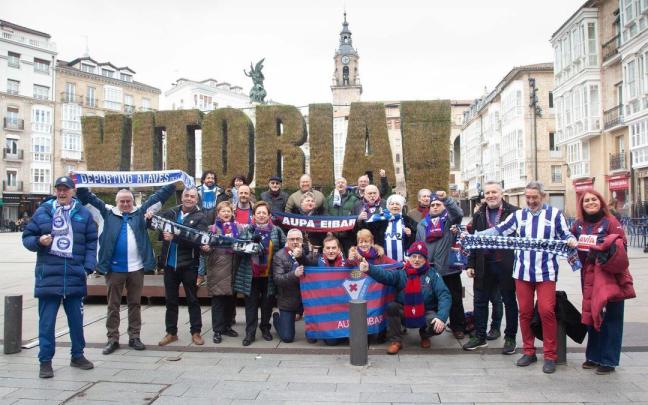En imágenes: Ambientazo entre aficionados del Alavés y el Eibar (antes del derbi) En imágenes: Ambientazo entre aficionados del Alavés y el Eibar (antes del derbi)
