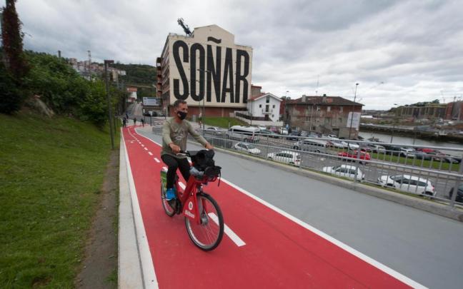 Un ciclista pasea por el bidegorri de Olabeaga Un ciclista pasea por el bidegorri de Olabeaga