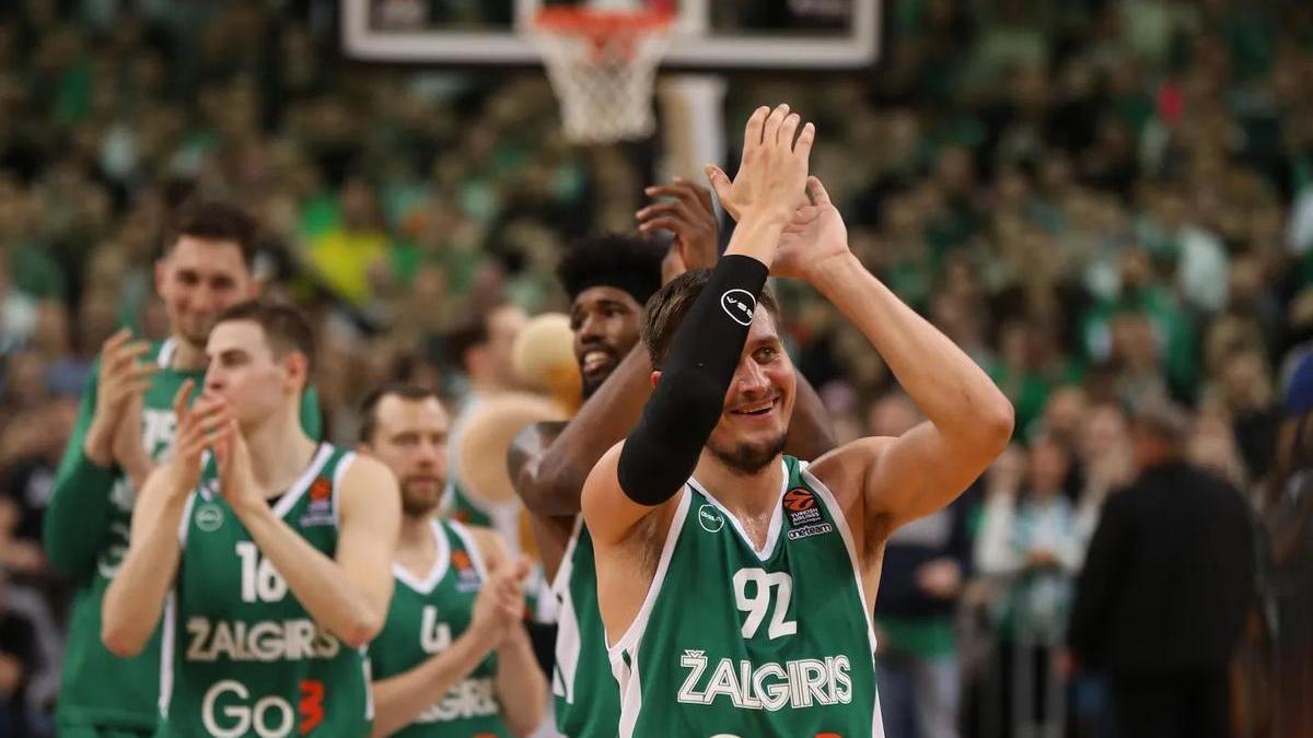 Ulanovas agradece el apoyo a la afición del Zalgiris durante un duelo de esta temporada en Kaunas