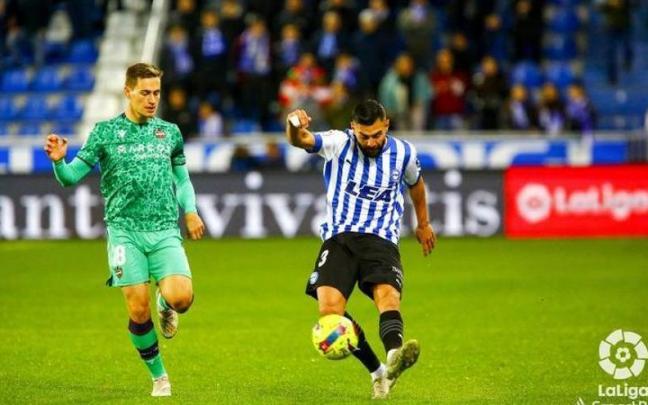 Duarte despeja un bal&oacute;n en presencia de De Frutos