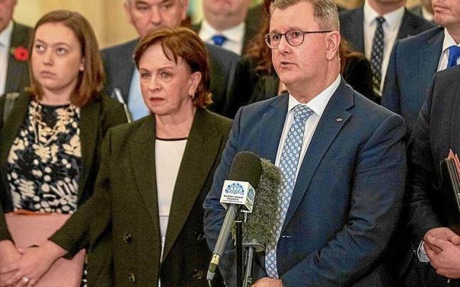 El líder del DUP, Jeffrey Donaldson, a la derecha, explica la posición adoptada por su partido. El líder del DUP, Jeffrey Donaldson, a la derecha, explica la posición adoptada por su partido.