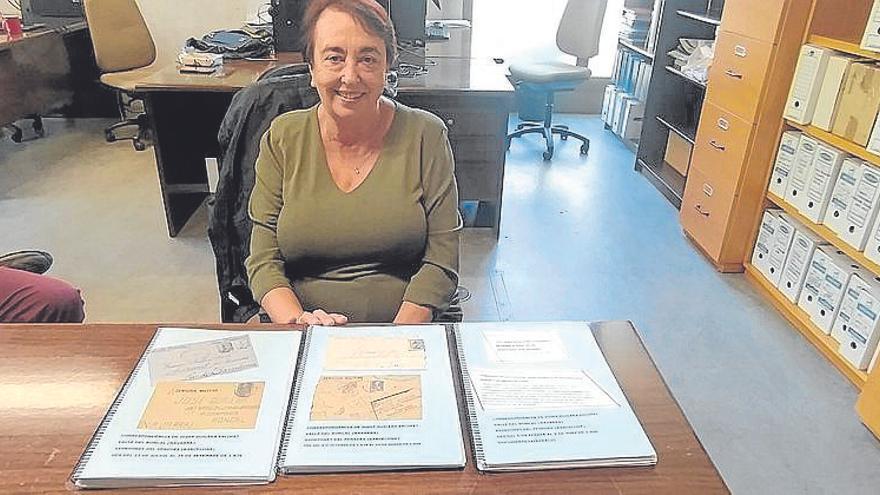 María Guilera posa satisfecha una vez entregadas las cartas originales.