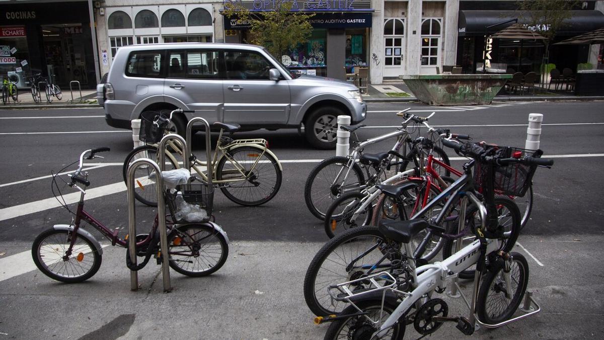 Bicicletas aparcadas en la calle Adriano VI.