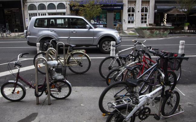 Bicicletas aparcadas en la calle Adriano VI. Bicicletas aparcadas en la calle Adriano VI.