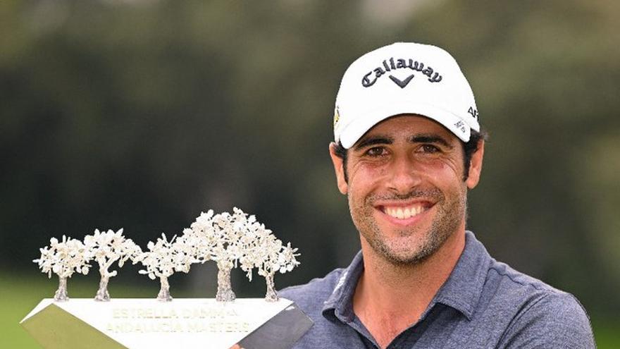 Adri&aacute;n Otaegui posa con el trofeo logrado en el Andaluc&iacute;a Masters.