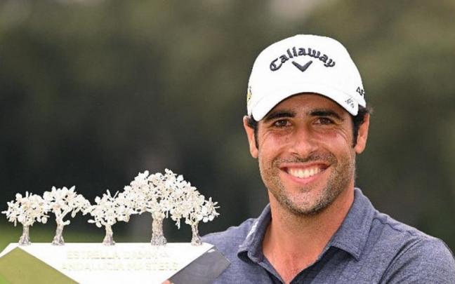Adri&aacute;n Otaegui posa con el trofeo logrado en el Andaluc&iacute;a Masters.