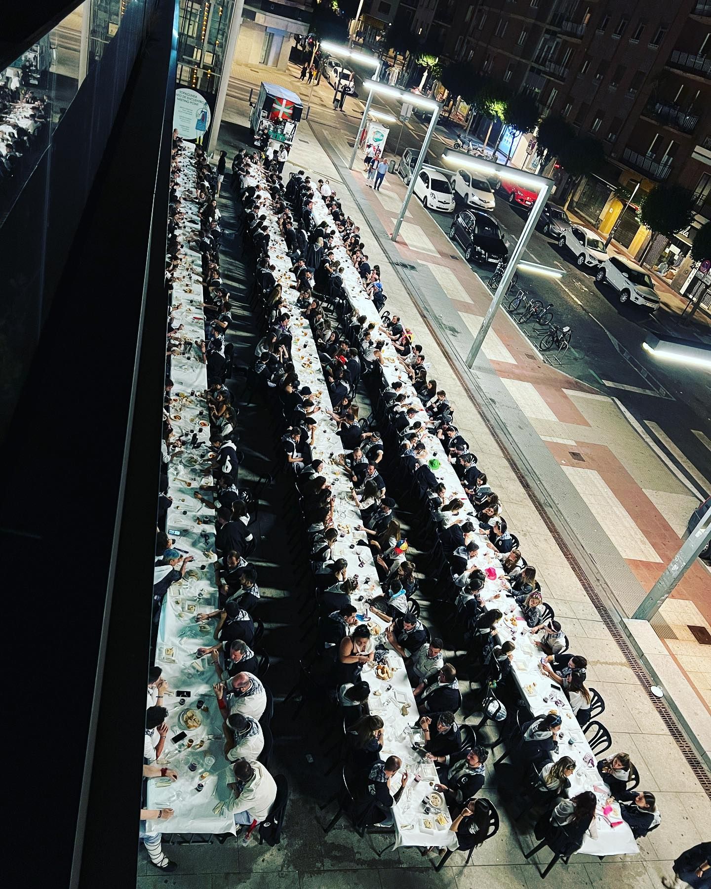 Blusas y neskas de Gautarrak comiendo juntos en la Plaza de Abastos