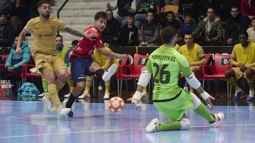 Tony Escribano lanza a la portería de Miquel Feixas, el mejor del Barça.