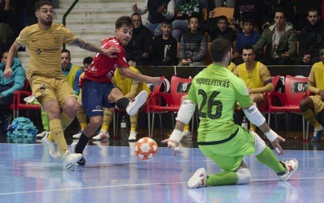 Tony Escribano lanza a la portería de Miquel Feixas, el mejor del Barça.