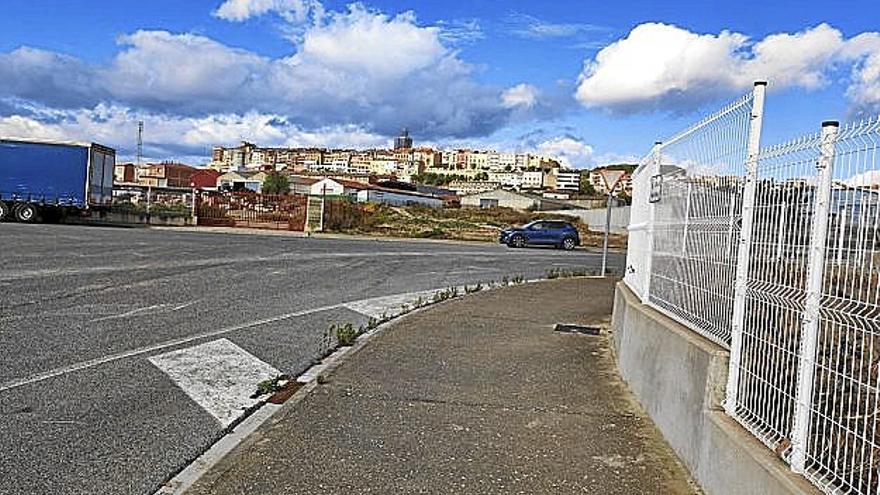 Exterior de la planta con la ciudad al fondo.