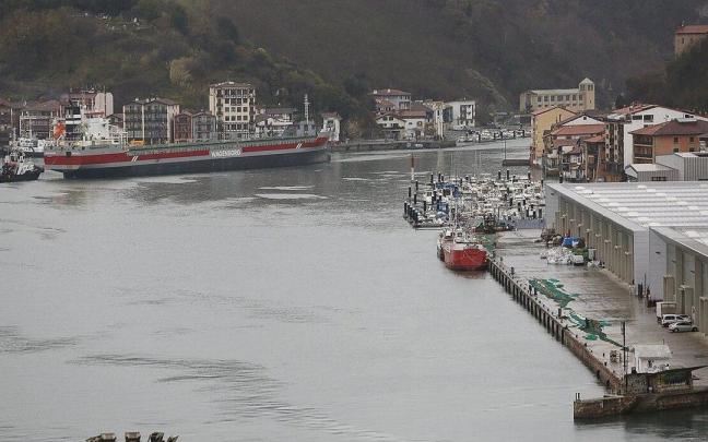 Barcos en la bahía del Puerto de Pasaia.