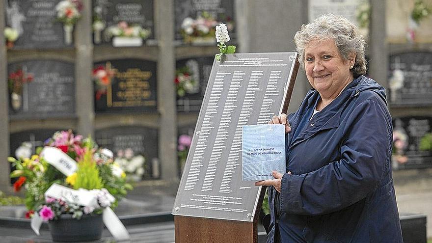 Lola Cabasés Hita, con su libro junto al homenaje a las víctimas del franquismo en el cementerio de Iruña.