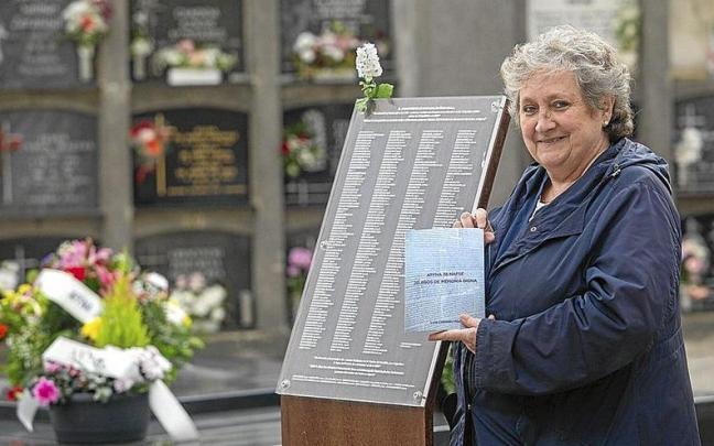 Lola Cabas&eacute;s Hita, con su libro junto al homenaje a las v&iacute;ctimas del franquismo en el cementerio de Iru&ntilde;a.