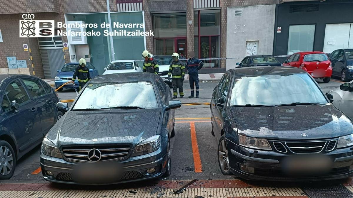 Elementos caídos del piso incendiado a la acera.