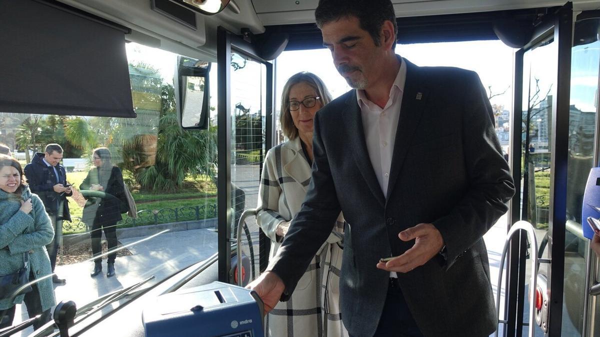 El alcalde de Donostia, Eneko Goia, y la edil Pilar Arana montan en un autobús de Dbus