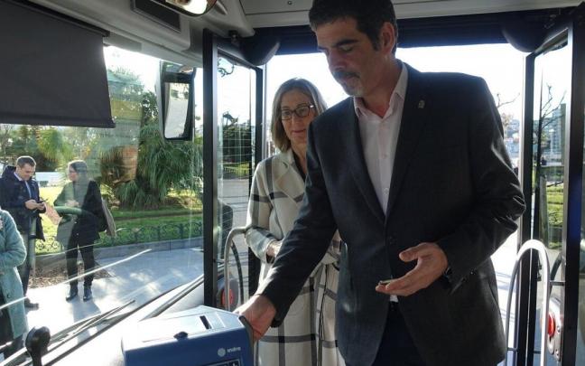 El alcalde de Donostia, Eneko Goia, y la edil Pilar Arana montan en un autobús de Dbus