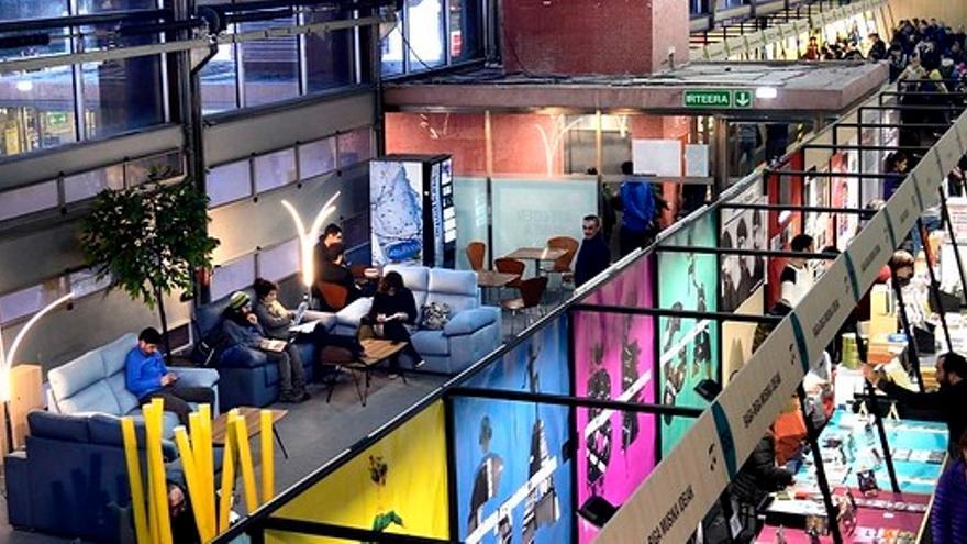 Urtero, euskarazko liburu eta diskoak erosi nahi dituzten milaka bisitari biltzen dira Durangoko Azoka.