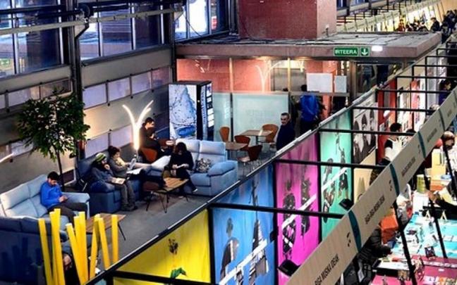 Urtero, euskarazko liburu eta diskoak erosi nahi dituzten milaka bisitari biltzen dira Durangoko Azoka.