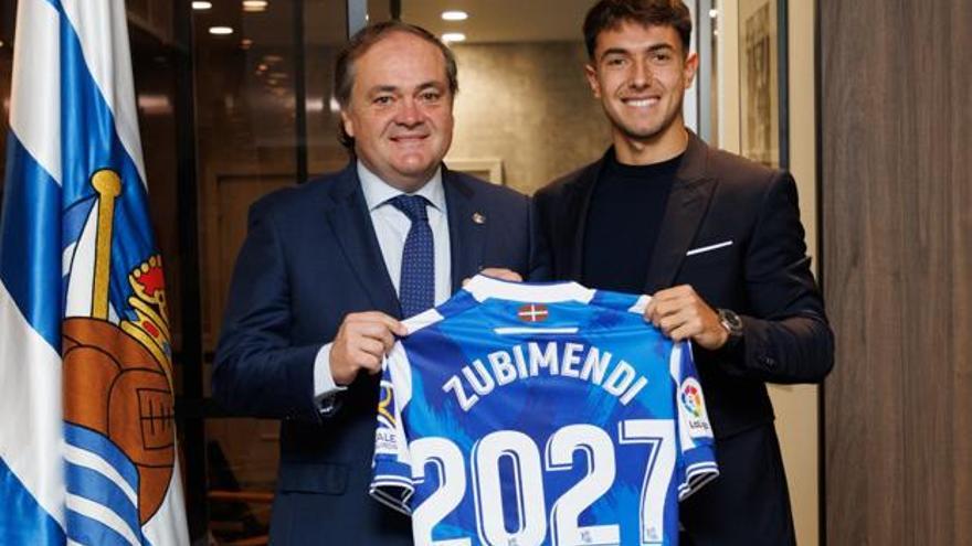 Zubimendi posa con Aperribay tras firmar la renovaci&oacute;n de su contrato.