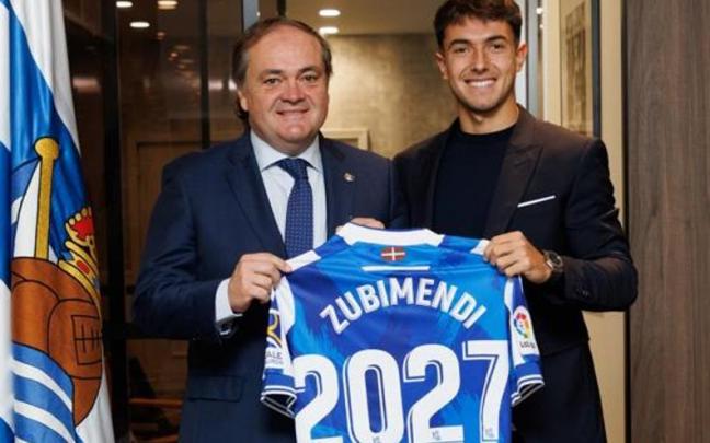 Zubimendi posa con Aperribay tras firmar la renovaci&oacute;n de su contrato.