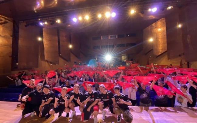 La afición celebra en el Palacio Euskalduna la victoria de Bisons sobre KOI