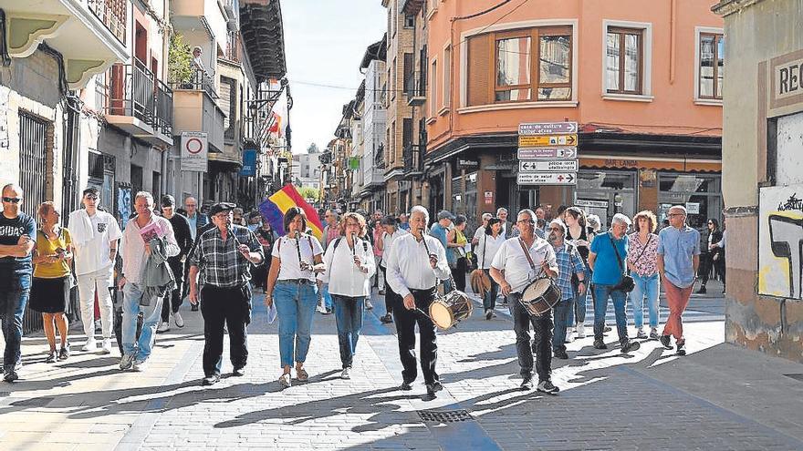 Zangozako Txistulari Taldea encabeza la comitiva hacia el puente para colocar una placa.