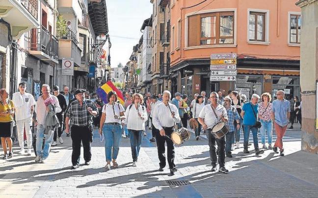 Zangozako Txistulari Taldea encabeza la comitiva hacia el puente para colocar una placa.