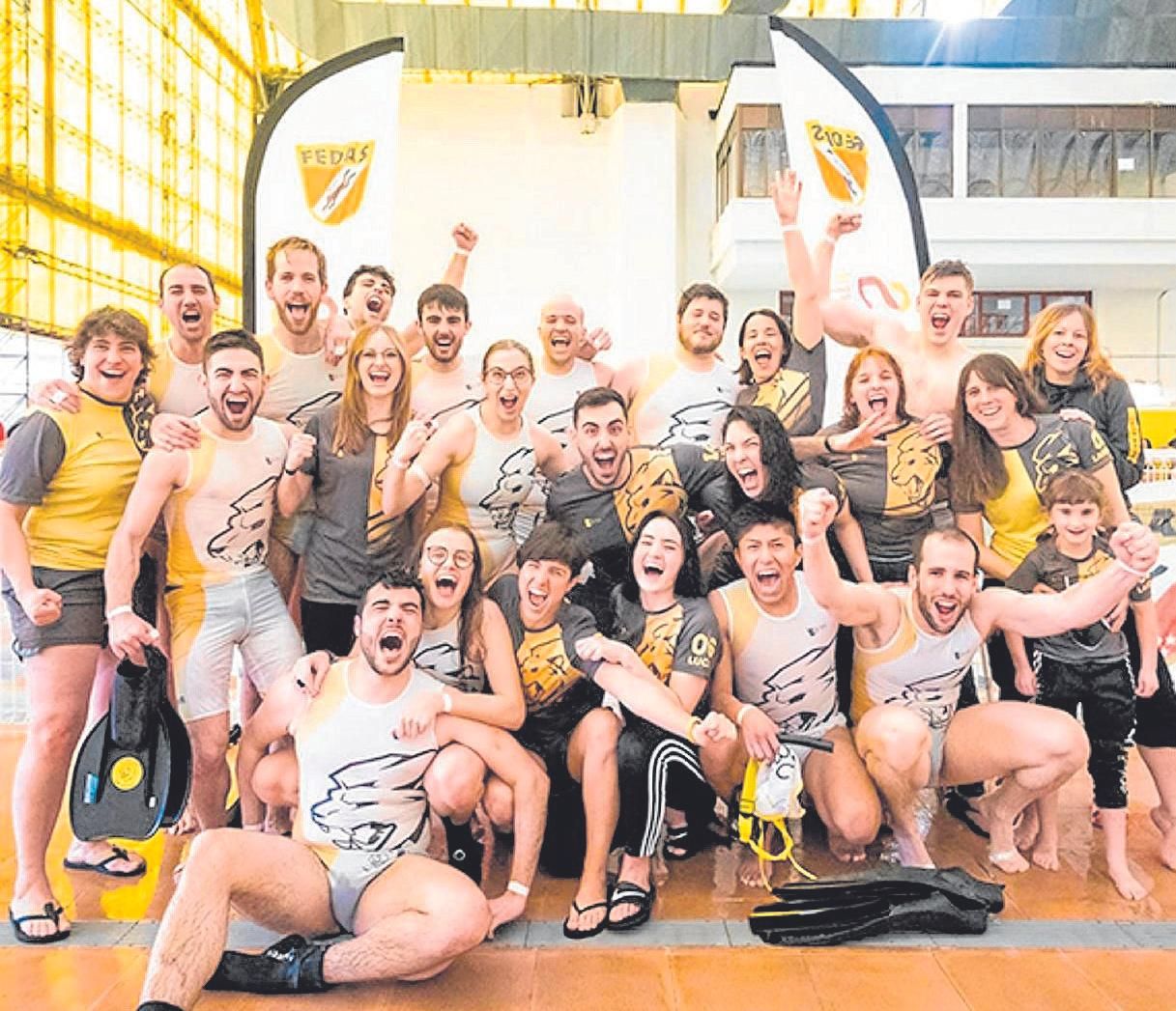 Foto de grupo de miembros del Club Leones de Pamplona.