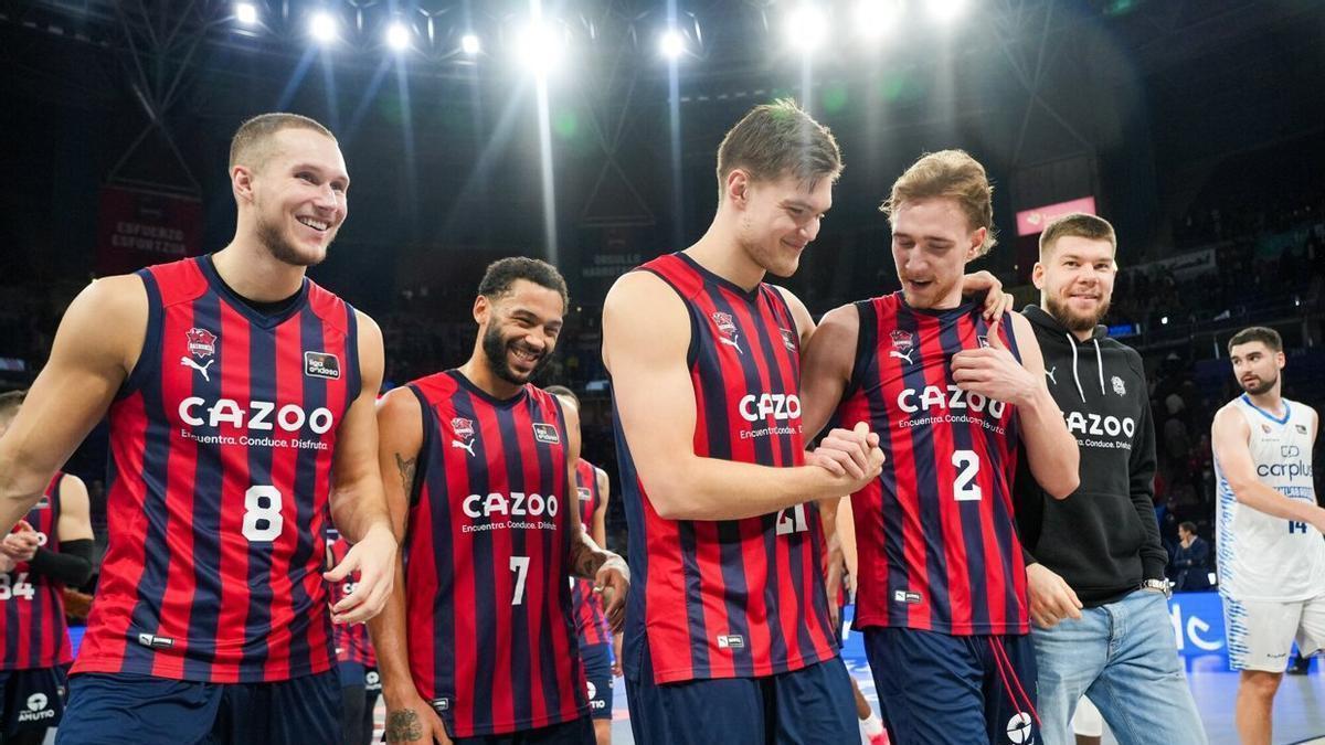 Los jugadores del Baskonia celebran el triunfo logrado contra el Fuenlabrada