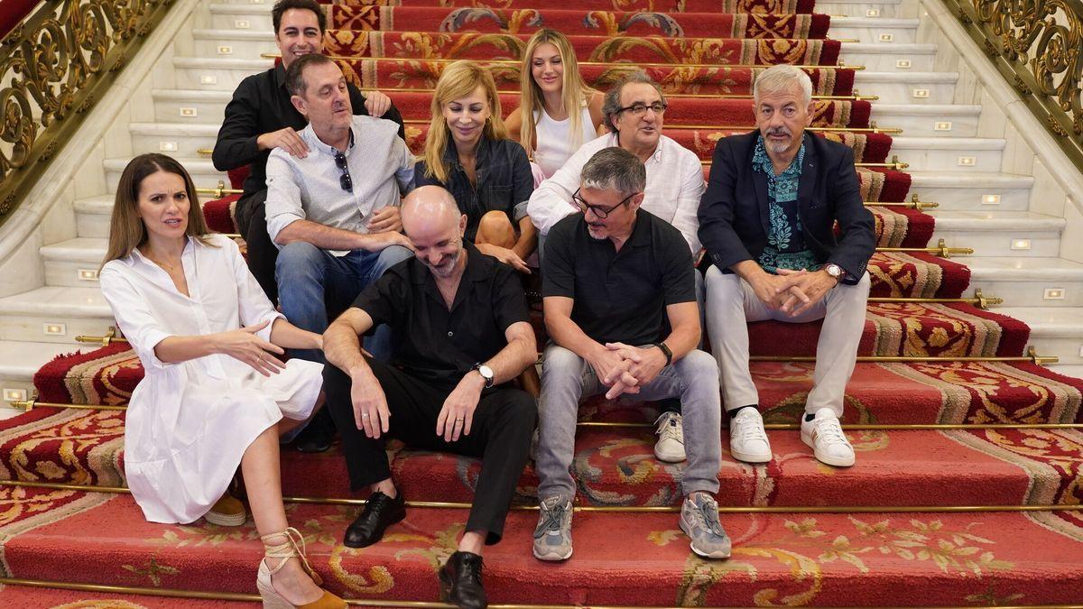 El elenco de esta comedia, en las escaleras del Arriaga.