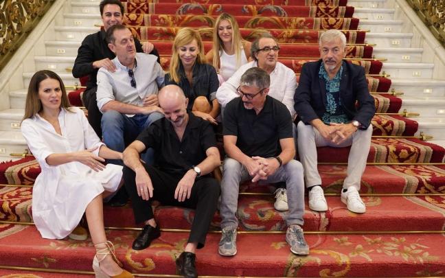 El elenco de esta comedia, en las escaleras del Arriaga.