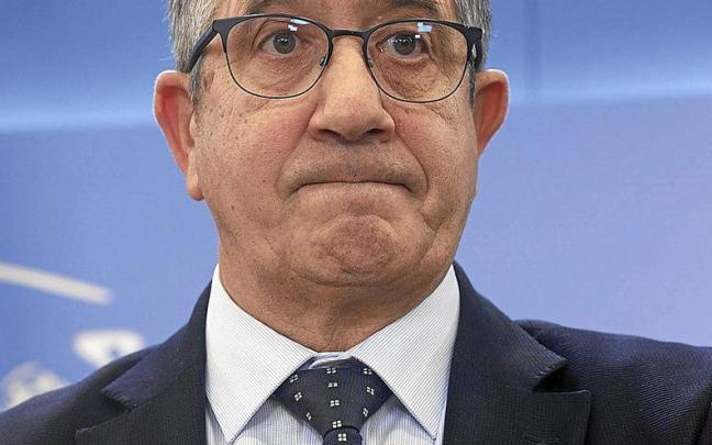 El portavoz del PSOE en el Congreso, Patxi L&oacute;pez, con cara de circunstancias en una comparecencia en la C&aacute;mara baja. | FOTO: E. P.