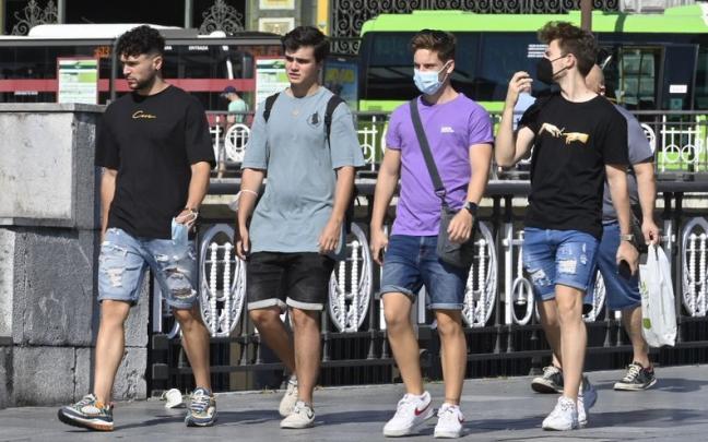 Varios jóvenes camina por las calles de Bilbao Varios jóvenes camina por las calles de Bilbao