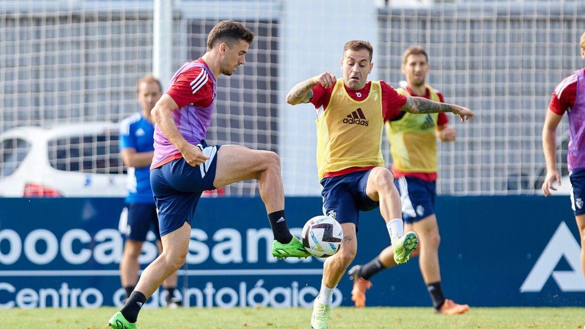 Rubén Peña, ante Kike Barja, en el entrenamiento de esta mañana en Tajonar.